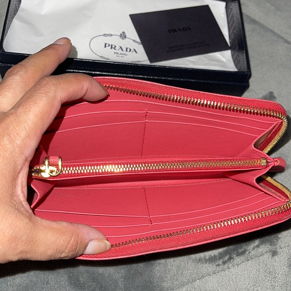 Preloved Prada wallet, excellent condition. Ask any questions.. - Picture 7 of 11